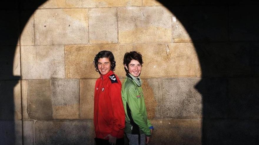 Las hermanas Izaskun y Maider Leoz, sonrientes.
