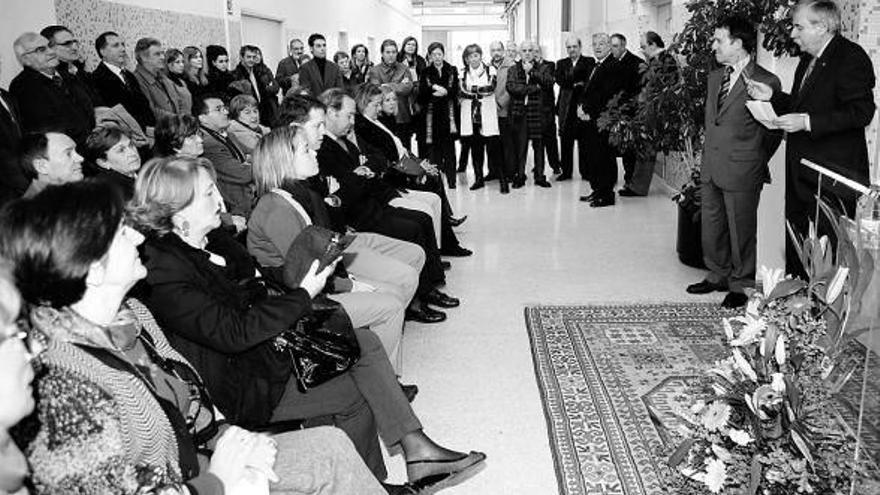 Un momento del acto del homenaje con el rector Julio Lafuente y Pedro Aparicio (a la derecha).