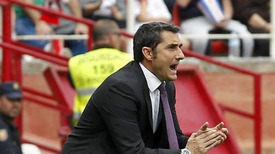 Ernesto Valverde anima a sus jugadores durante el partido de hoy.