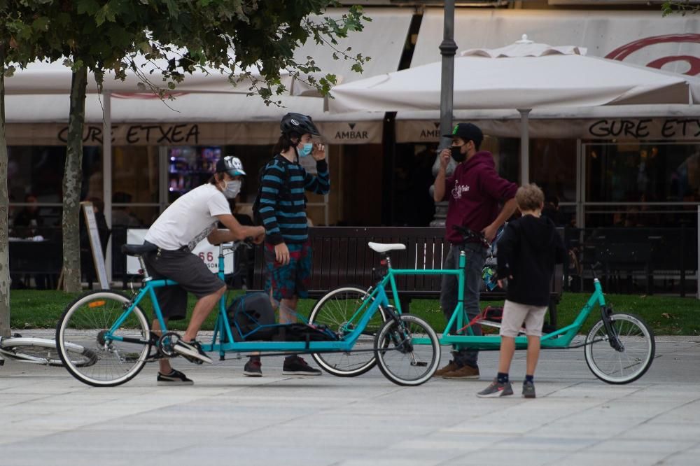 Gente reunida antes de iniciar la marcha denominada "Masa crítica", un movimiento global que, una vez al mes, reivindica de forma festiva el espacio de la bicicleta en las ciudades.