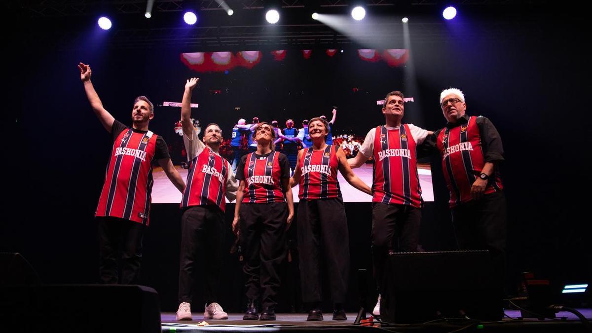 De izquierda a derecha, David Cepo, Galder Varas, Ana Morgade, Eva Hache, Álex Clavero y Leo Harlem, en el Buesa Arena