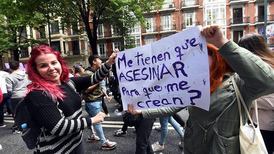 La mitad de los españoles cree que el alcohol es a menudo el causante de que un hombre viole a una mujer