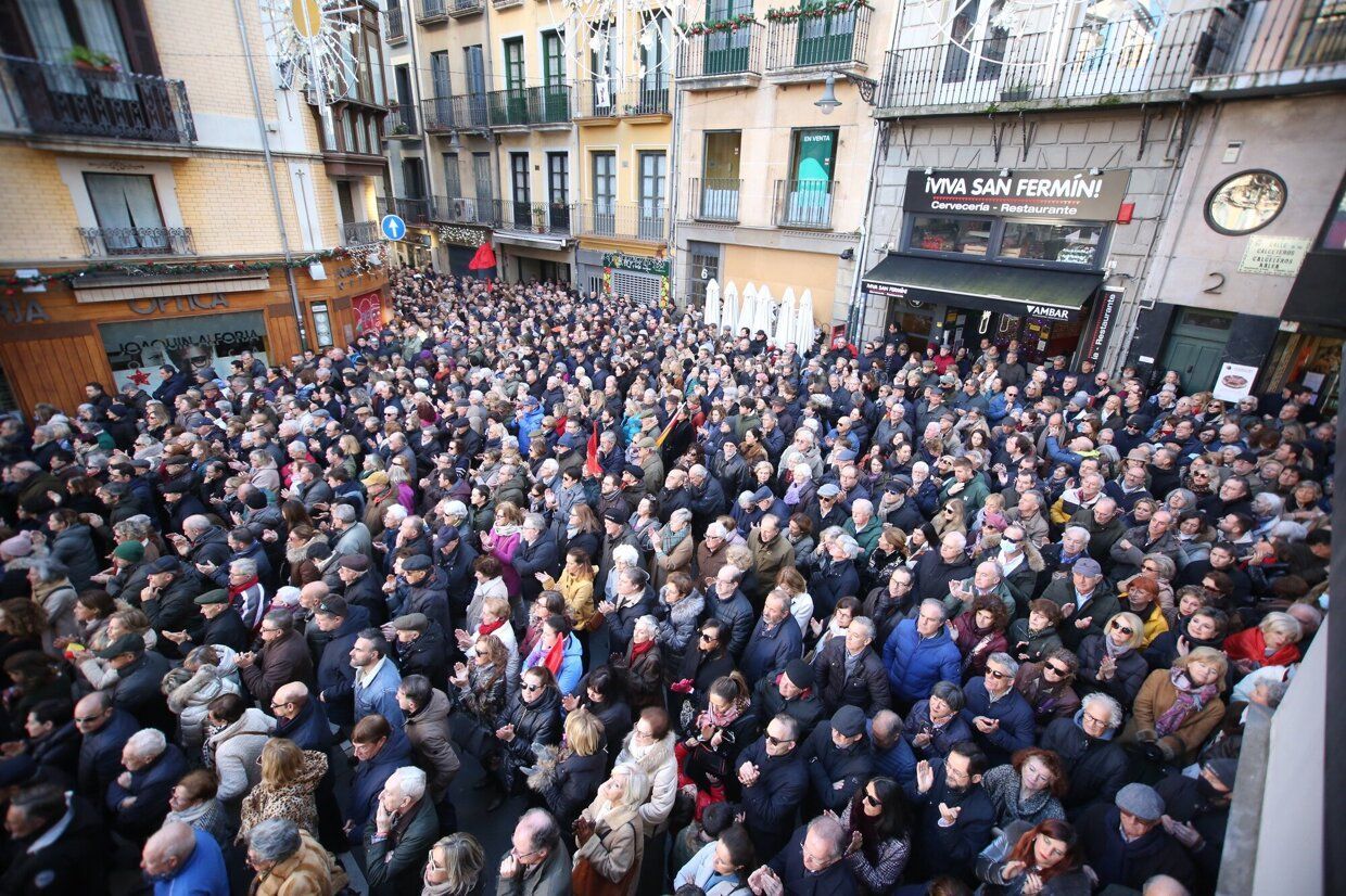 Imágenes de la concentración contra la moción de censura en Iruñea