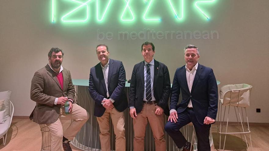Mikel Irujo visita la empresa iSiMAR, referente navarro en diseño y fabricación de mobiliario de exterior