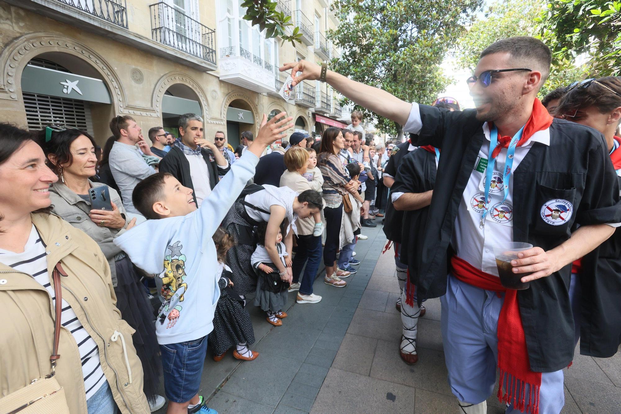 En imágenes: Blusas y neskas desfilan en una kalejira por Santiago