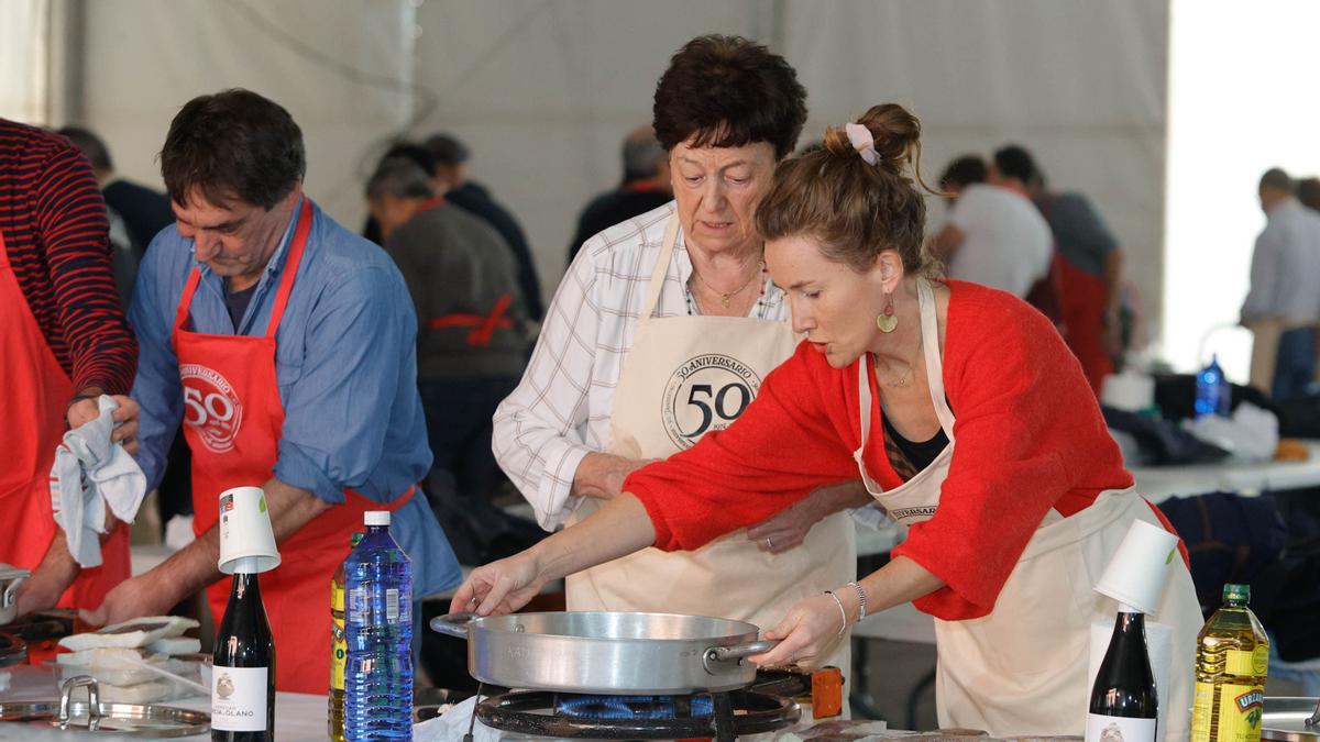 Parejas participantes en el concurso de bacalao del año pasado.