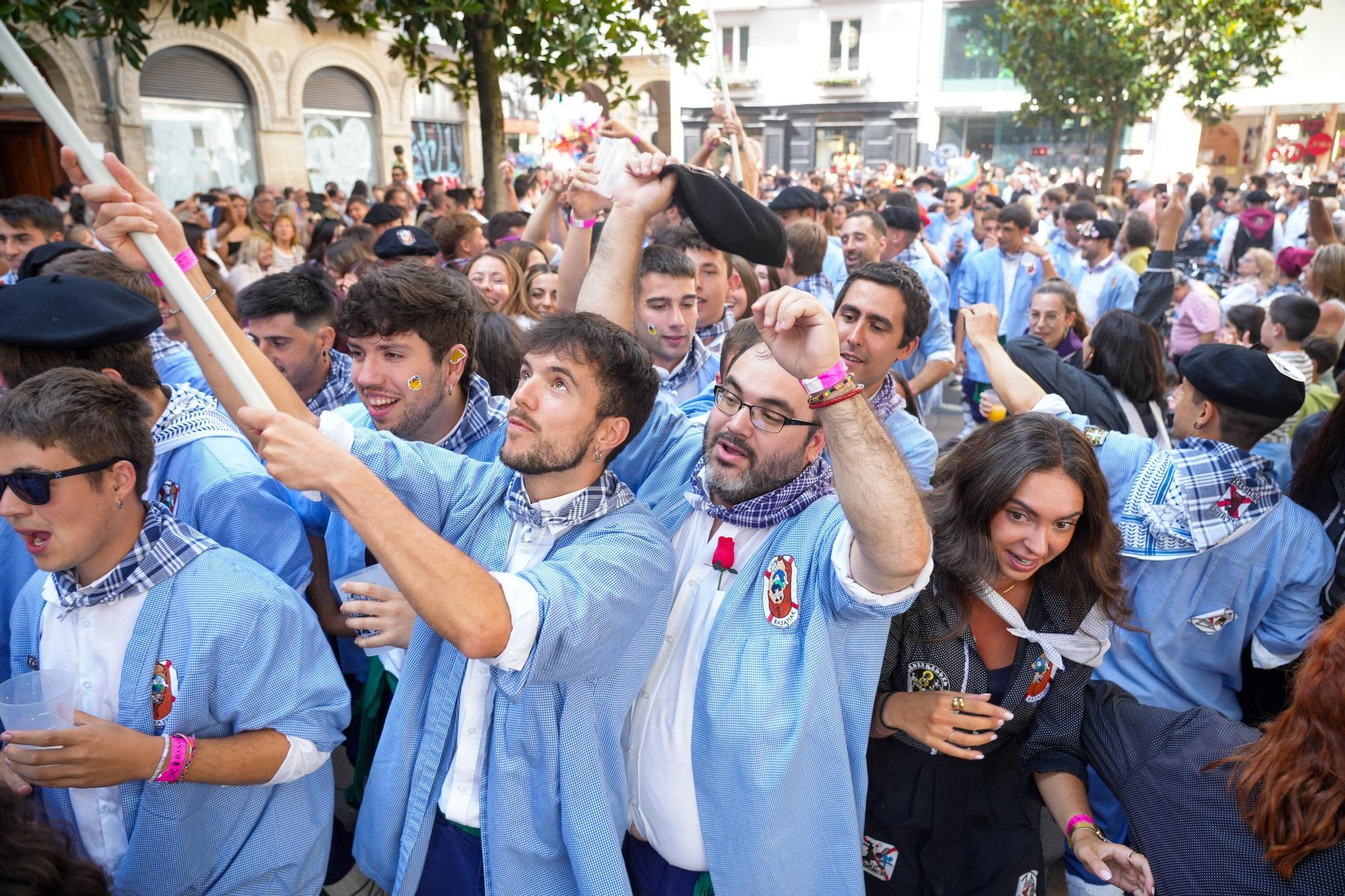 En imágenes: Blusas y neskas desfilan en una kalejira por Santiago