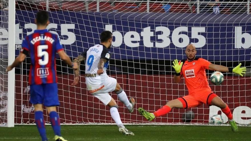 Joselu sale del banquillo y rinde Ipurua