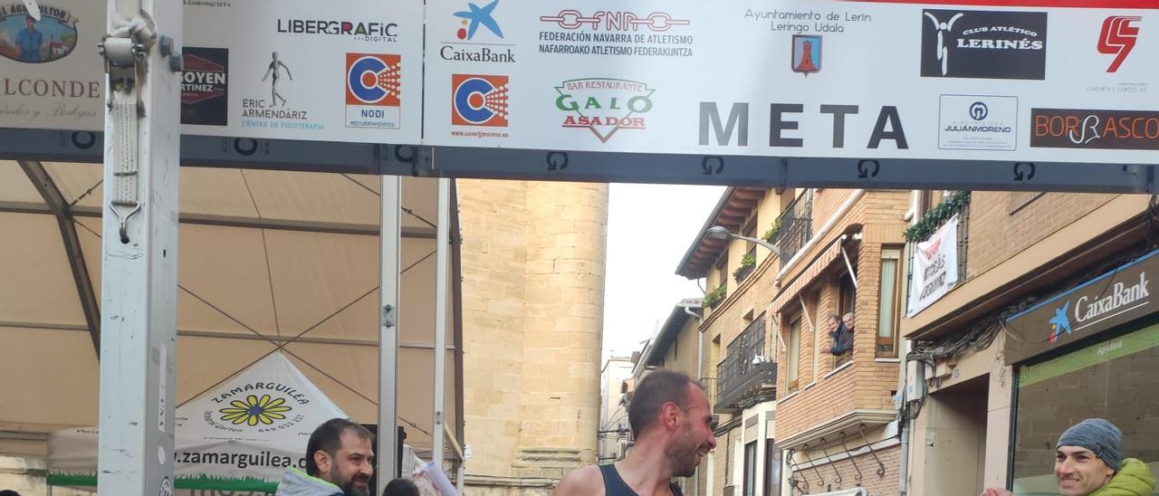 EN FOTOS | Alicia Carrera y Andoni Acebedo se imponen en la San Silvestre de Lerín