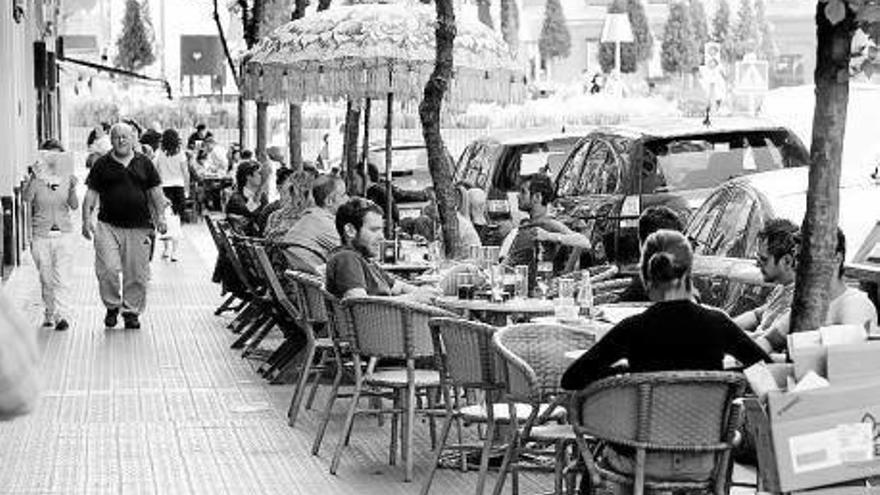 Los bilbainos disfrutan de las terrazas cercanas a la Alhóndiga.
