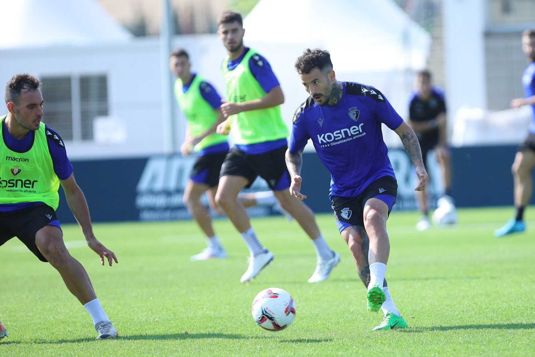 Fotos / Osasuna trabaja con intensidad en el entrenamiento de este miércoles