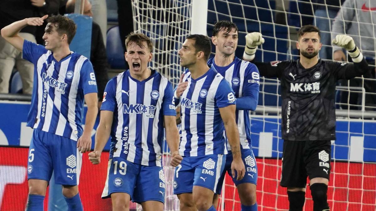 Pacheco, Ibáñez, Jonny, Boyé y Sivera celebran el triunfo contra la Real Sociedad.