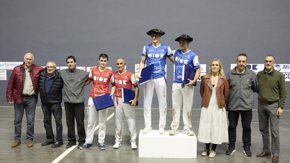 De izquierda a derecha: Salvador Bidegain (concejal de Valcarlos), Nicolás Camino (alcalde Valcarlos), Raúl San Miguel (juez), Mitxeo, Zeberio II, Otano, Otxandorena, María Echavarri (directora de marketing de BIOK), Jesús Garrido (juez) y Josemi Leache (socio E·Remonte).