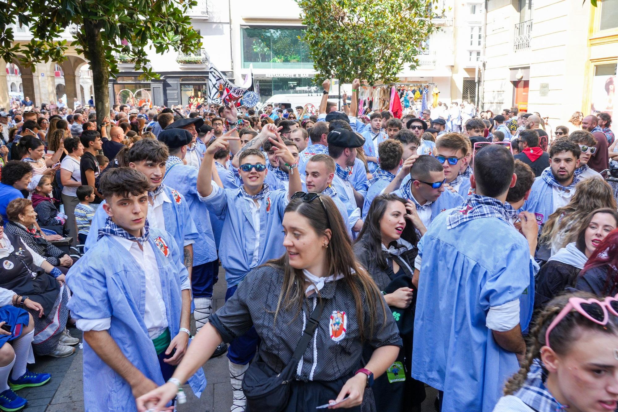 En imágenes: Blusas y neskas desfilan en el primer paseíllo
