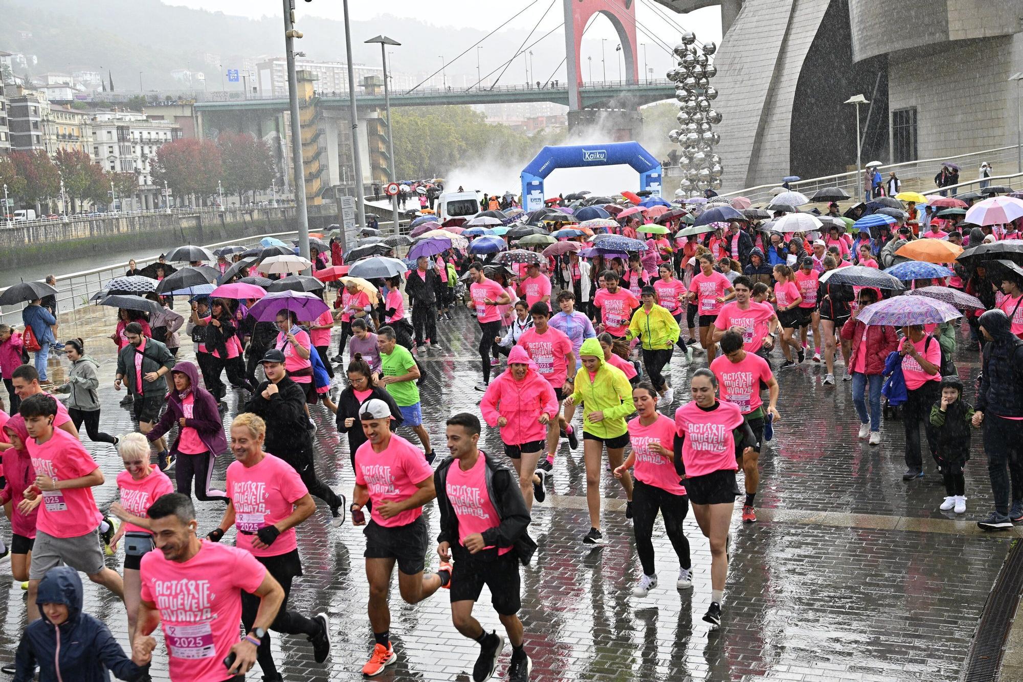En imágenes: los paraguas tiñen la marea rosa de Bilbao