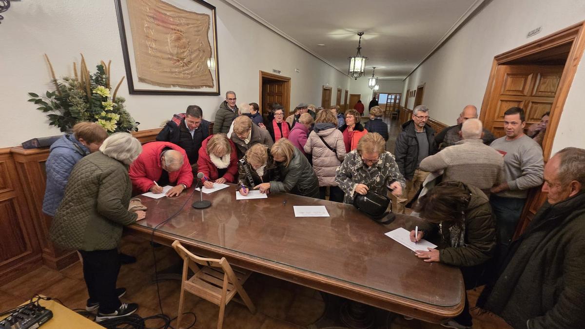 Vecinos de Fitero recogiendo firmas en el último pleno municipal.