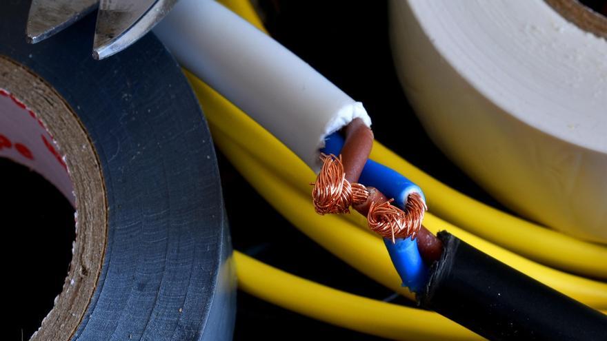 Cuatro jóvenes roban 180 kilos de cable en una empresa de Ortuella