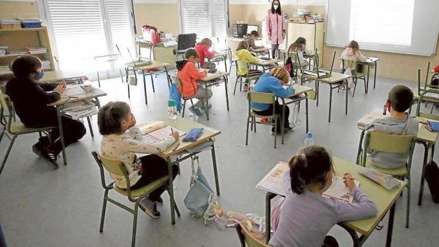 Una profesora da clase a sus alumnos.