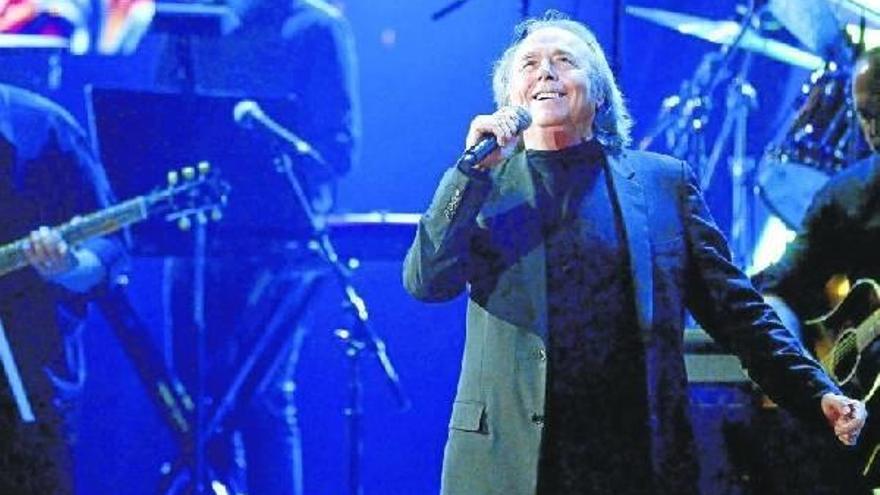 Serrat actúa en la gala que se celebró en su honor en Las Vegas.
