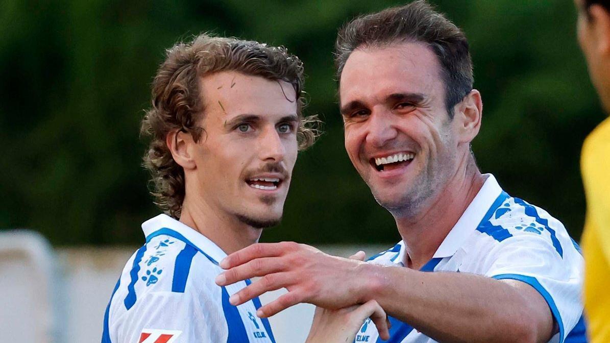 Kike García celebrando uno de sus goles junto a Carlos Romero.