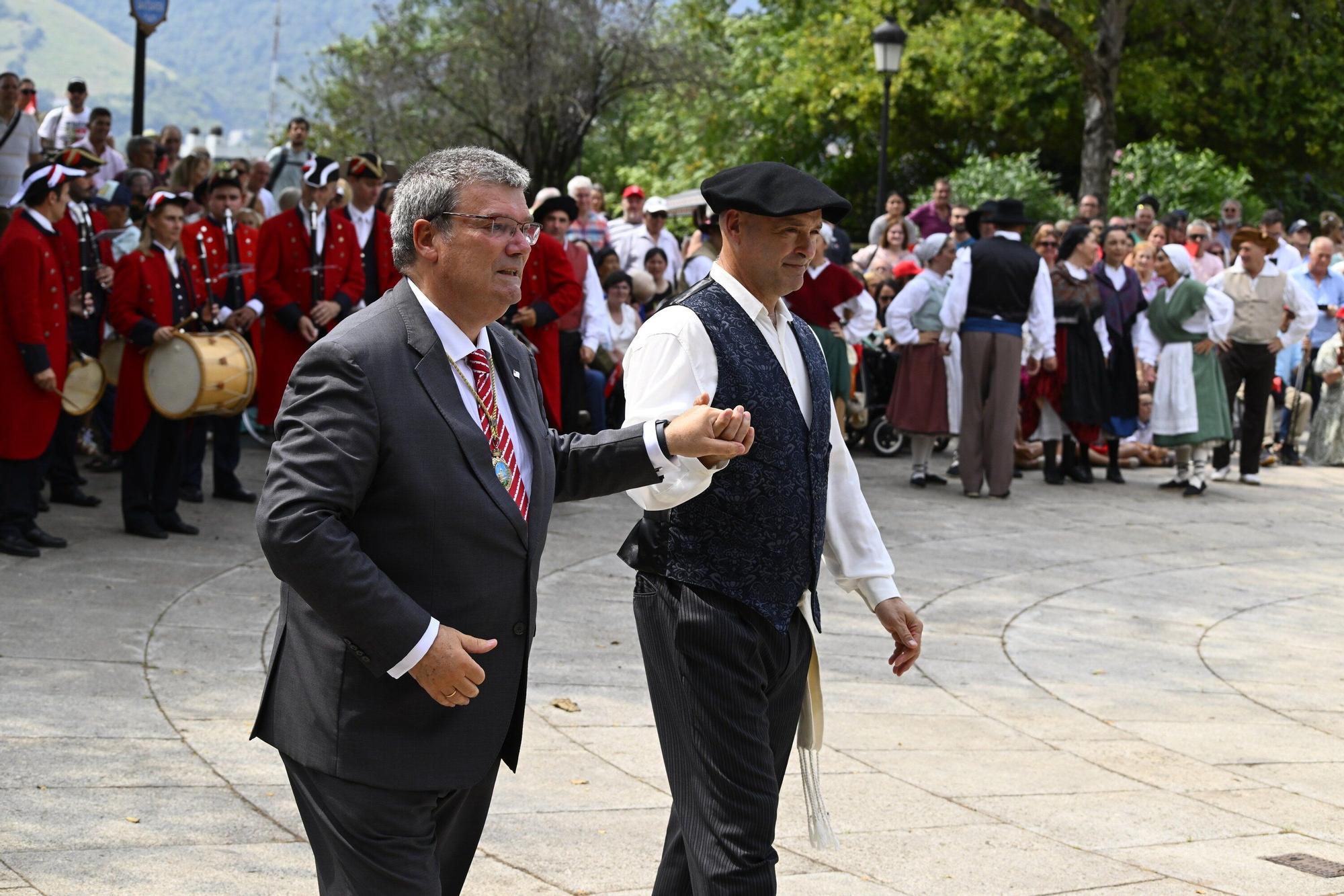 En imágenes: miles de files abarrotan Begoña para honrar a la Amatxu