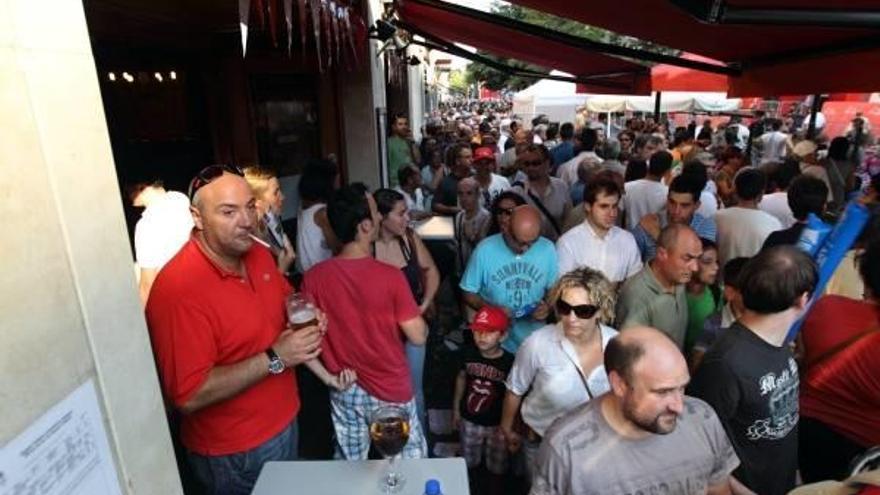 En la cervecería Mugarri, situada ayer frente al podio, la gente se agolpó para ver la etapa y saciar la sed.