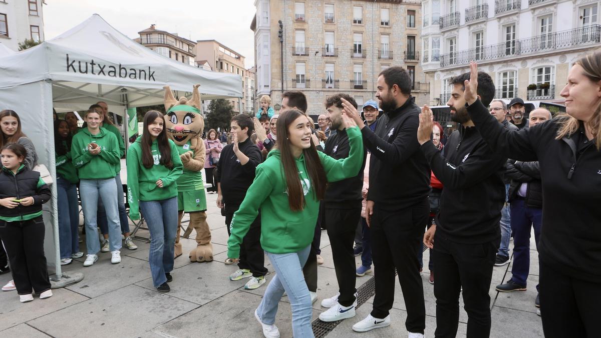El Araski presenta su plantilla en la plaza de la Virgen Blanca