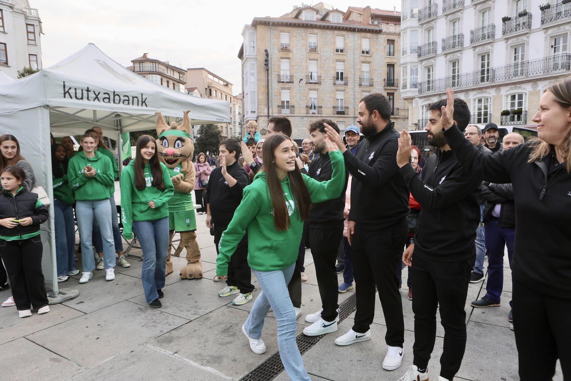 En imágenes: El Araski presenta su plantilla en la plaza de la Virgen Blanca