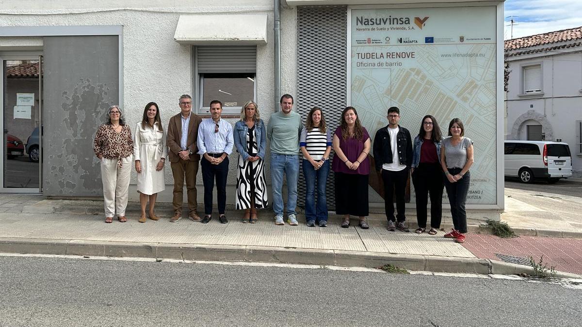 La directora general Basterra y resto de participantes, ante la oficina de Nasuvinsa en Tudela, que alberga la Ventanilla Única de Energía.