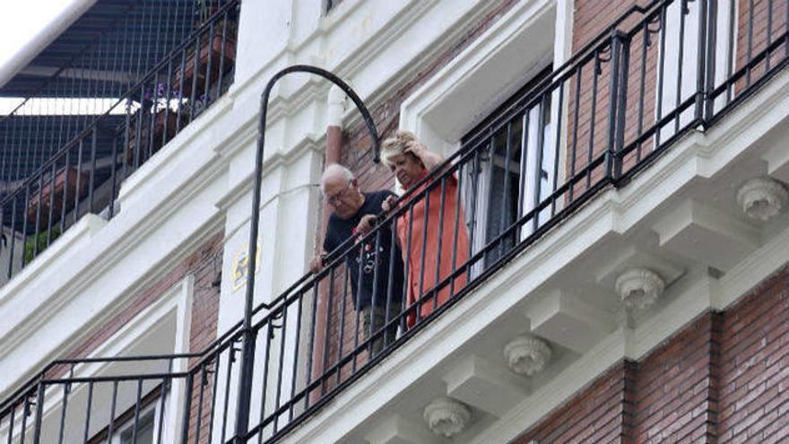 Tres bomberos realizan una intervención en un edificio.