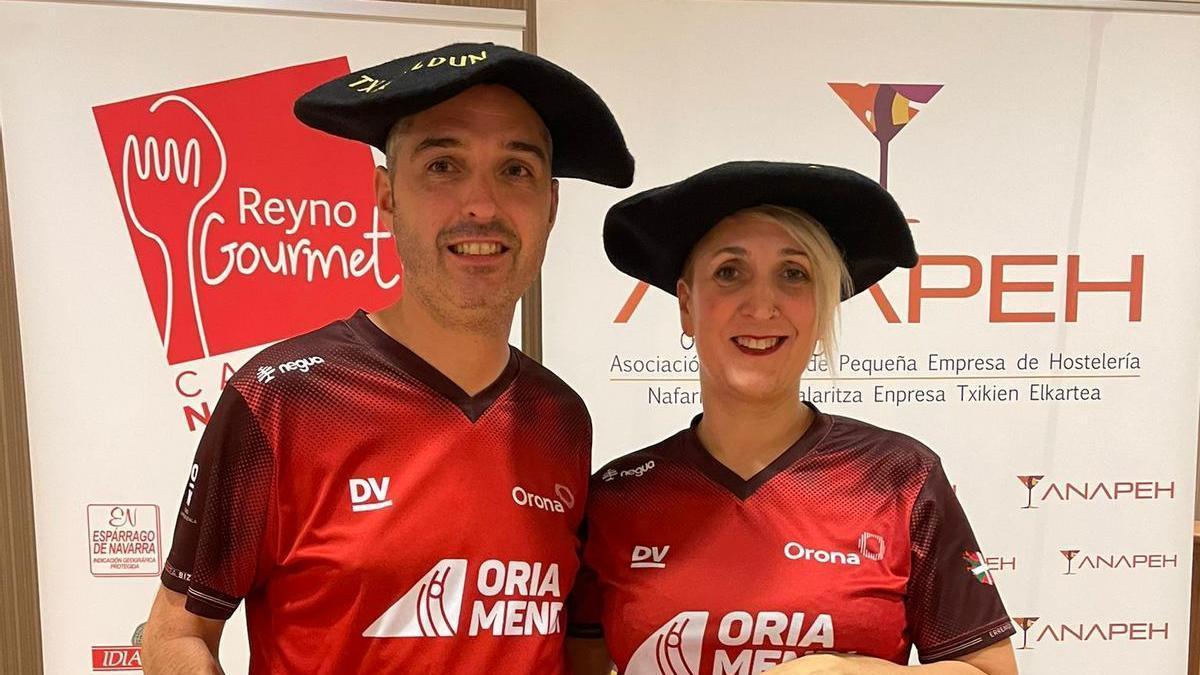 Timoteo Etxeberria y Jaione Otxandorena, con la txapela de campeones.