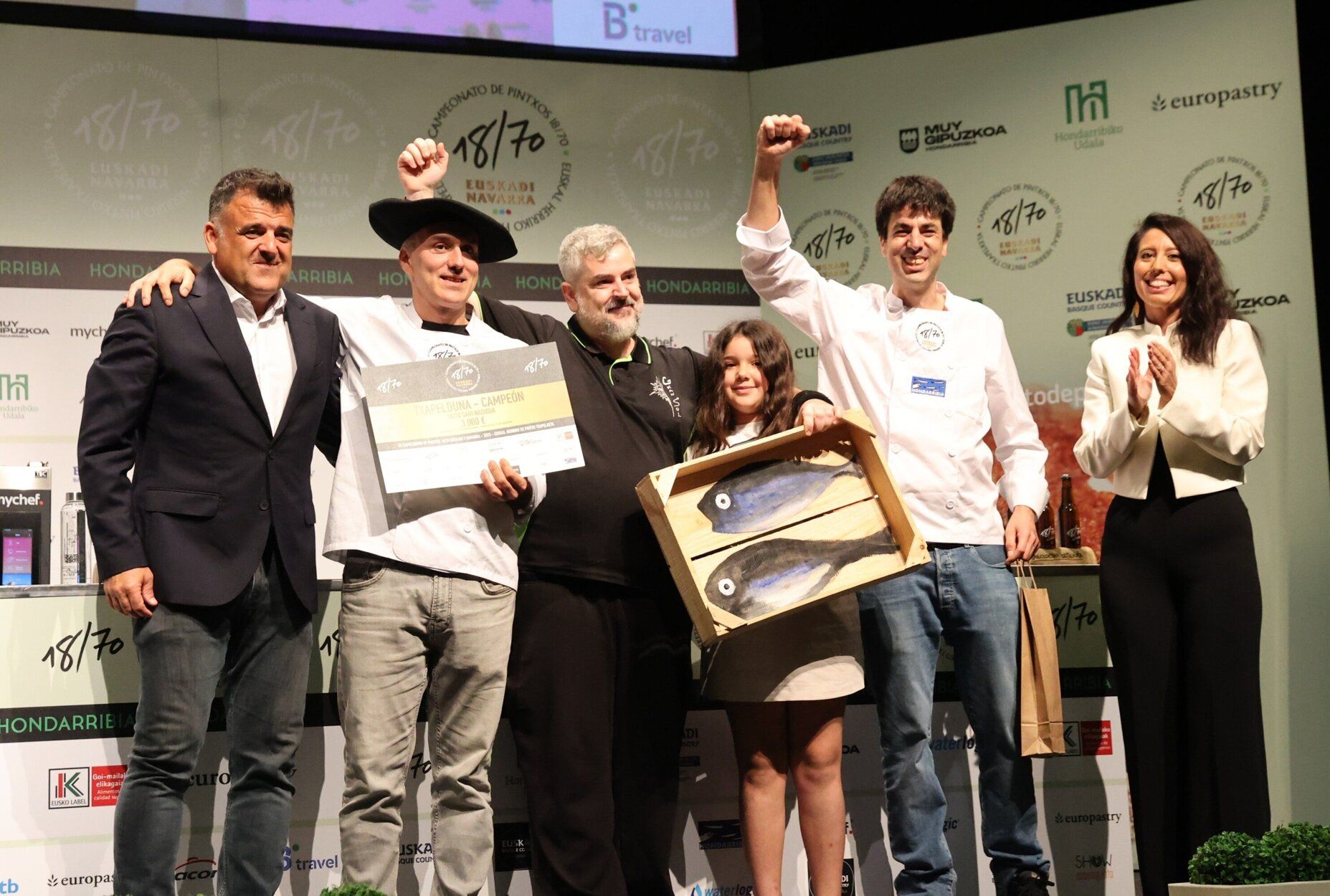 Iñigo Tizón y Alberto Loro, en el escenario tras su victoria