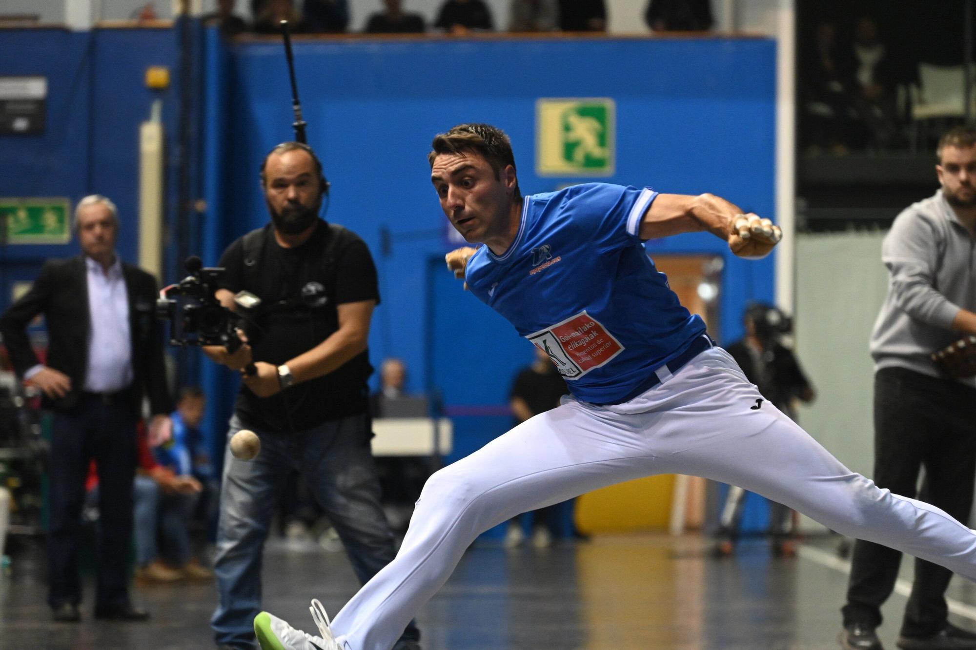 Peio Etxeberria, finalista del Cuatro y Medio por tercera vez consecutiva después de ganar a Altuna III en el Atano III de Donostia.
