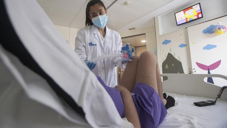 Un traslado de 400 km conectada a una máquina salva a una niña navarra de 11 años