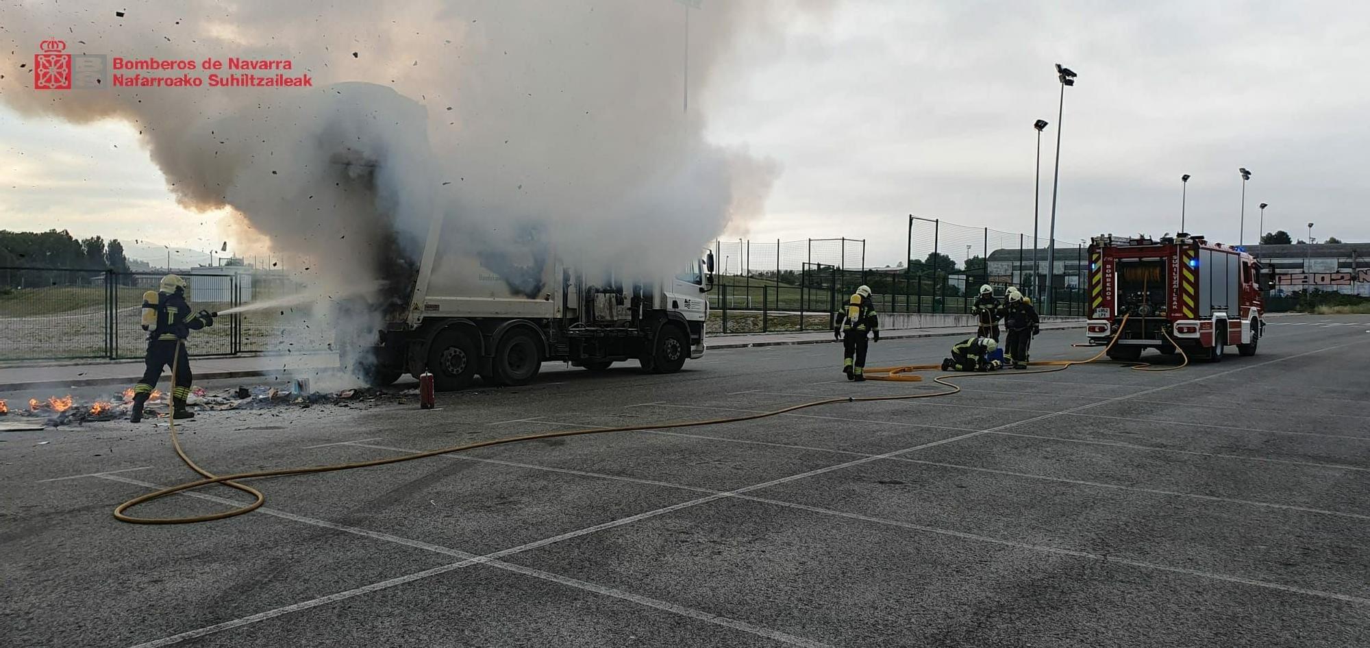 Arde un camión de la basura junto al polideportivo de la UPNA