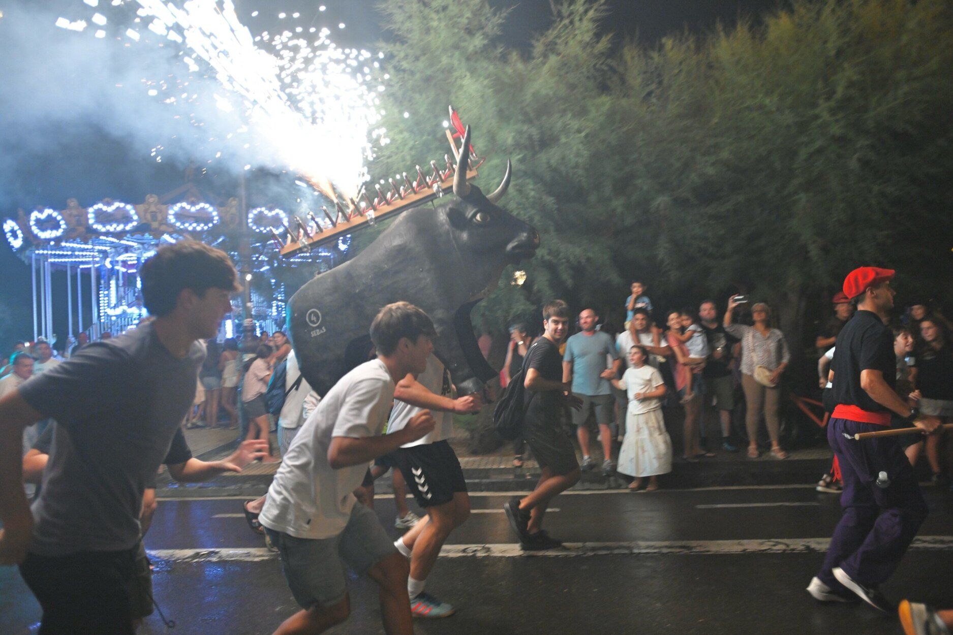 Los toros de fuego llenan de luz y color la noche de Donostia