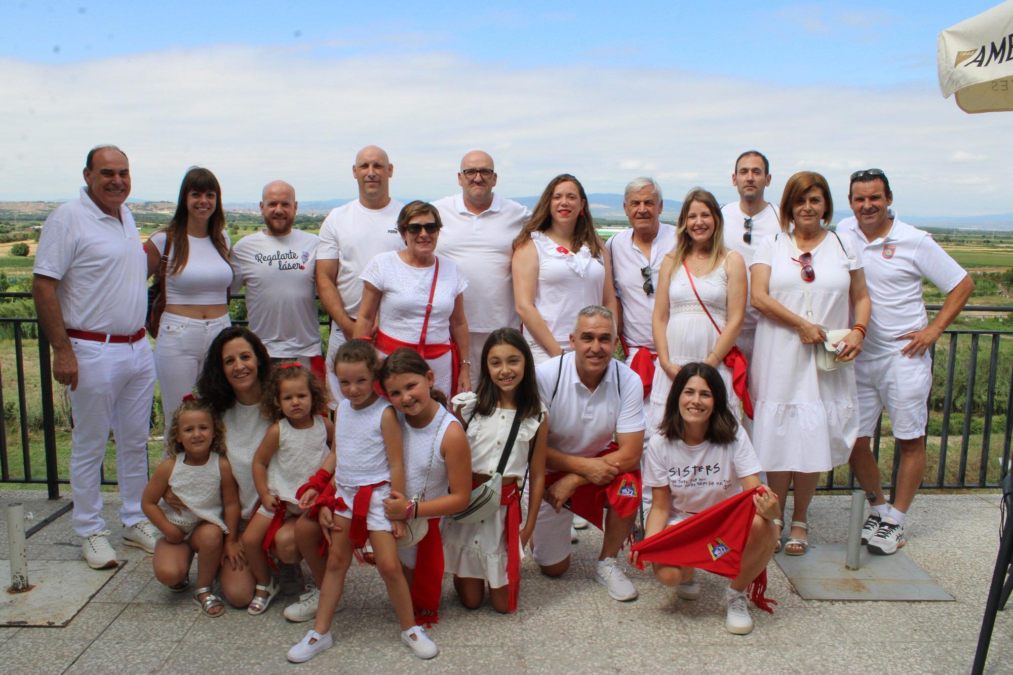 Integrantes del grupo de teatro local Cuarto Chico de Cadreita, que ayer lanzaron el cohete.
