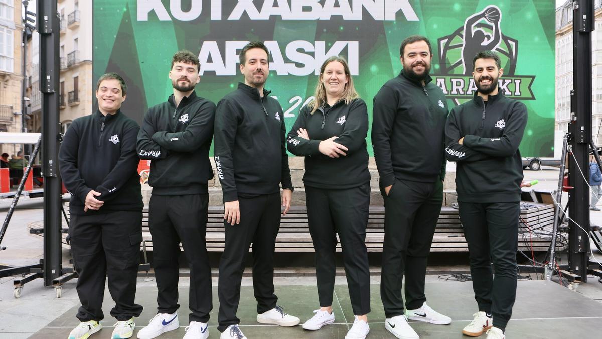 Made Urieta posa junto al cuerpo técnico que le acompañará en la temporada 2025-26 durante la presentación oficial del equipo en el centro de Vitoria