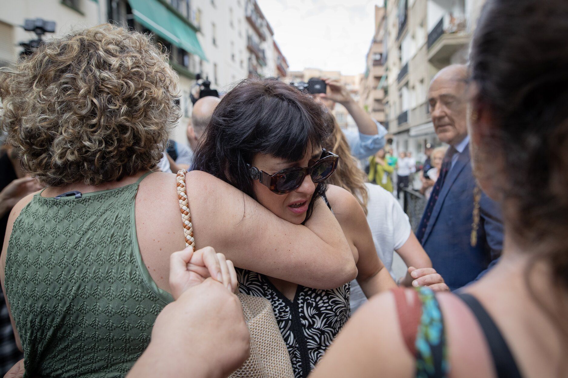 Juana Rivas llega con su hijo menor al punto de encuentro en Granada