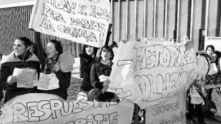 Estudiantes de primer curso de Magisterio protestan.