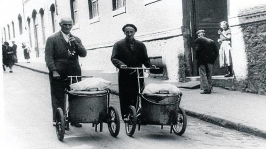 Dos hombres trasladan comida  alos comedores sociales de la villa
