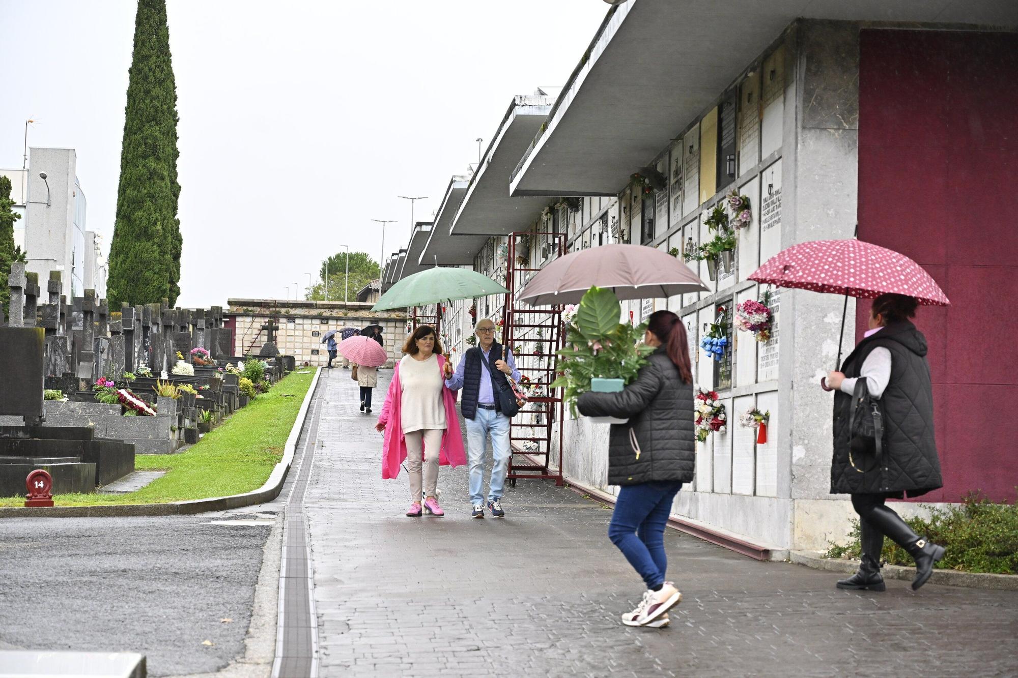 En imágenes: así se vive el día de Todos los Santos en el cementerio de Bilbao