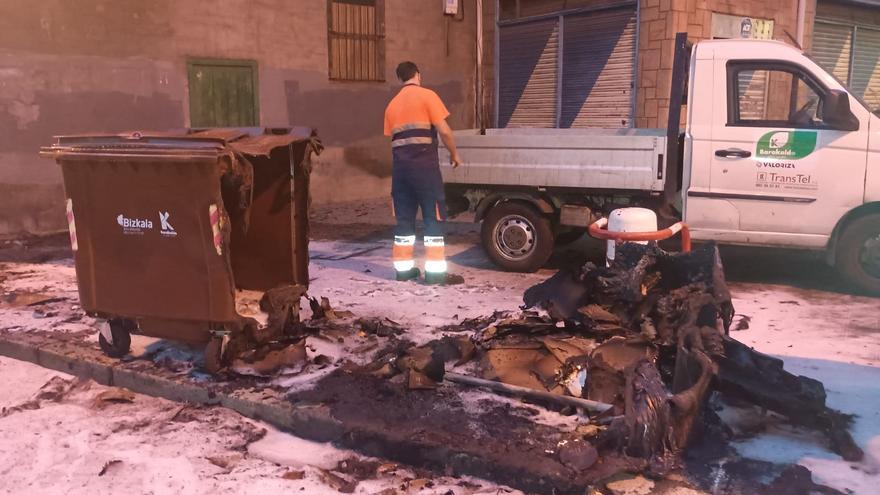 Dos detenidos, uno menor de edad, por quemar contenedores en Barakaldo
