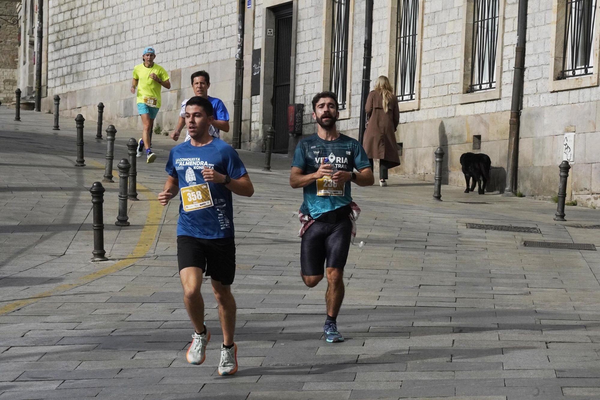 En imágenes: Miles de personas conquistan la Almendra de Gasteiz