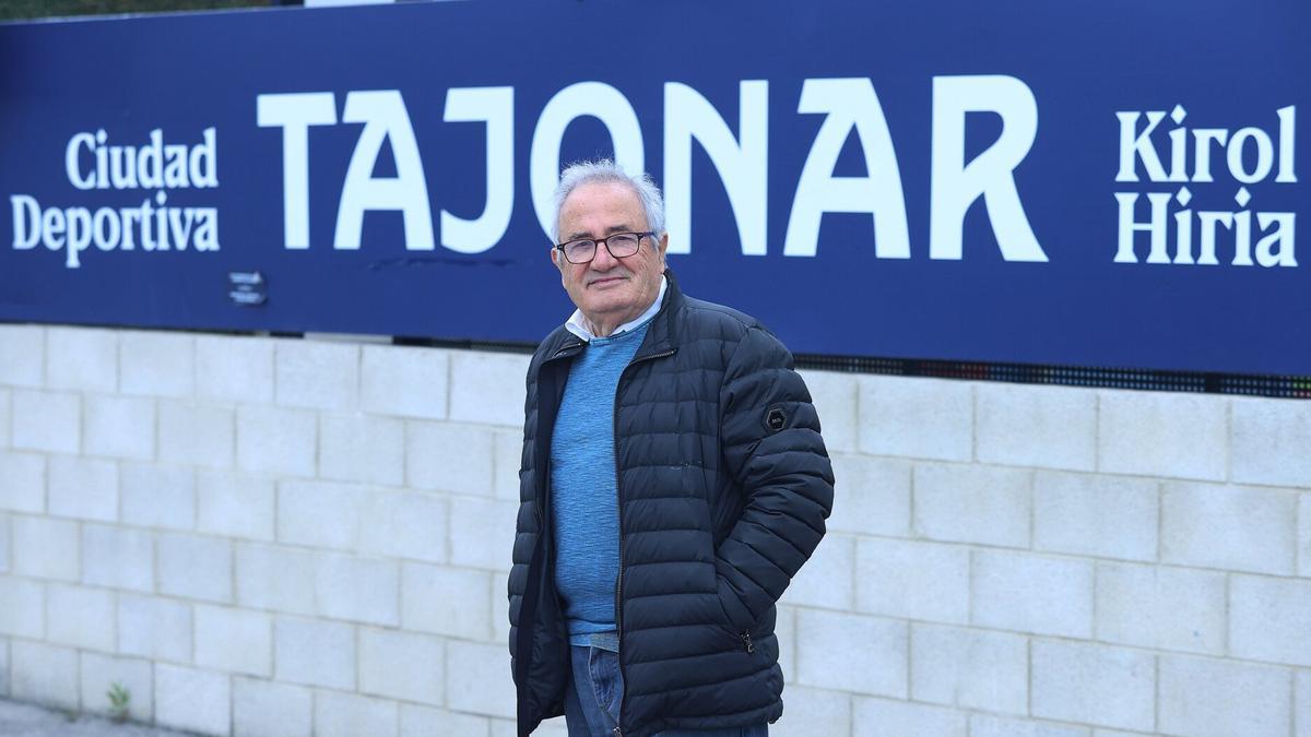 Luis Sabalza, posando en la puerta de entrada a las instalaciones de Tajonar.
