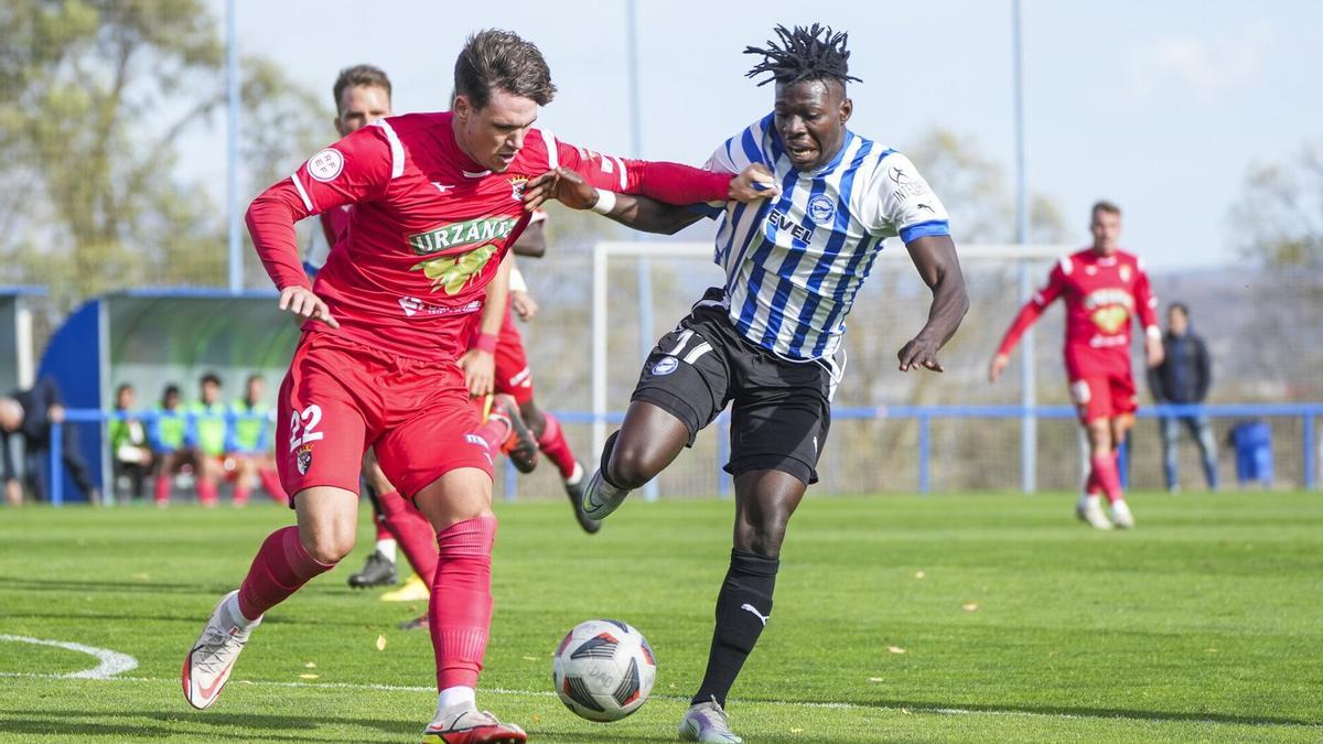 Mikel Serrano, en una acción con el Tudelano ante el Alavés B en Ibaia.