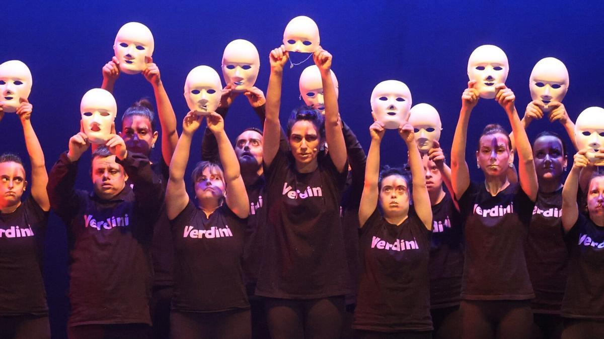 La compañía de danza contemporánea Verdini Dantza Taldea durante una de sus actuaciones. / Iker Azurmendi
