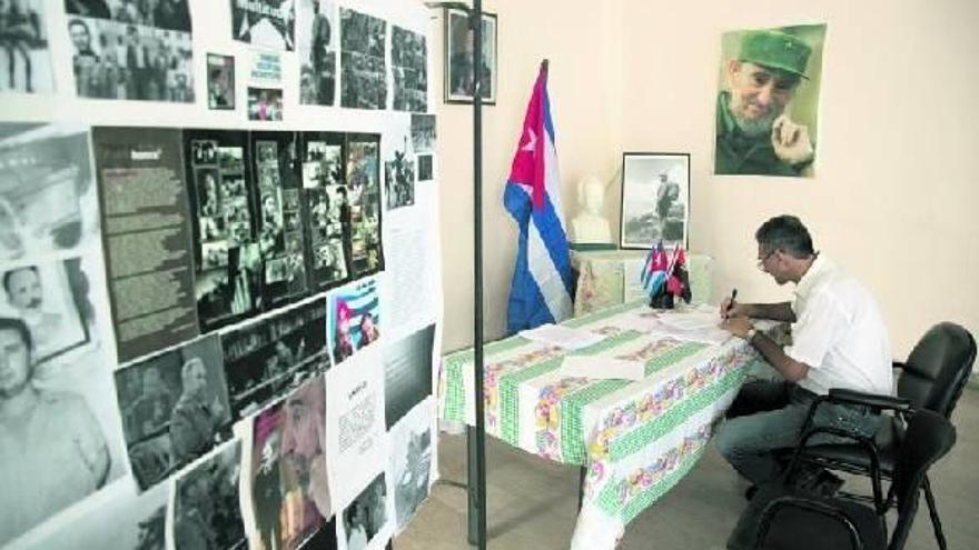 Un hombre firma en el libro de condolencias en una improvisada oficina de La Habana.