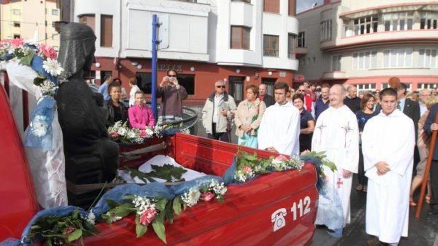 La virgen fue trasladada desde el convento de los Padres Franciscanos hasta Gaztelugatxe.