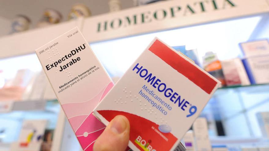 Productos homeopáticos a la venta en una farmacia.
